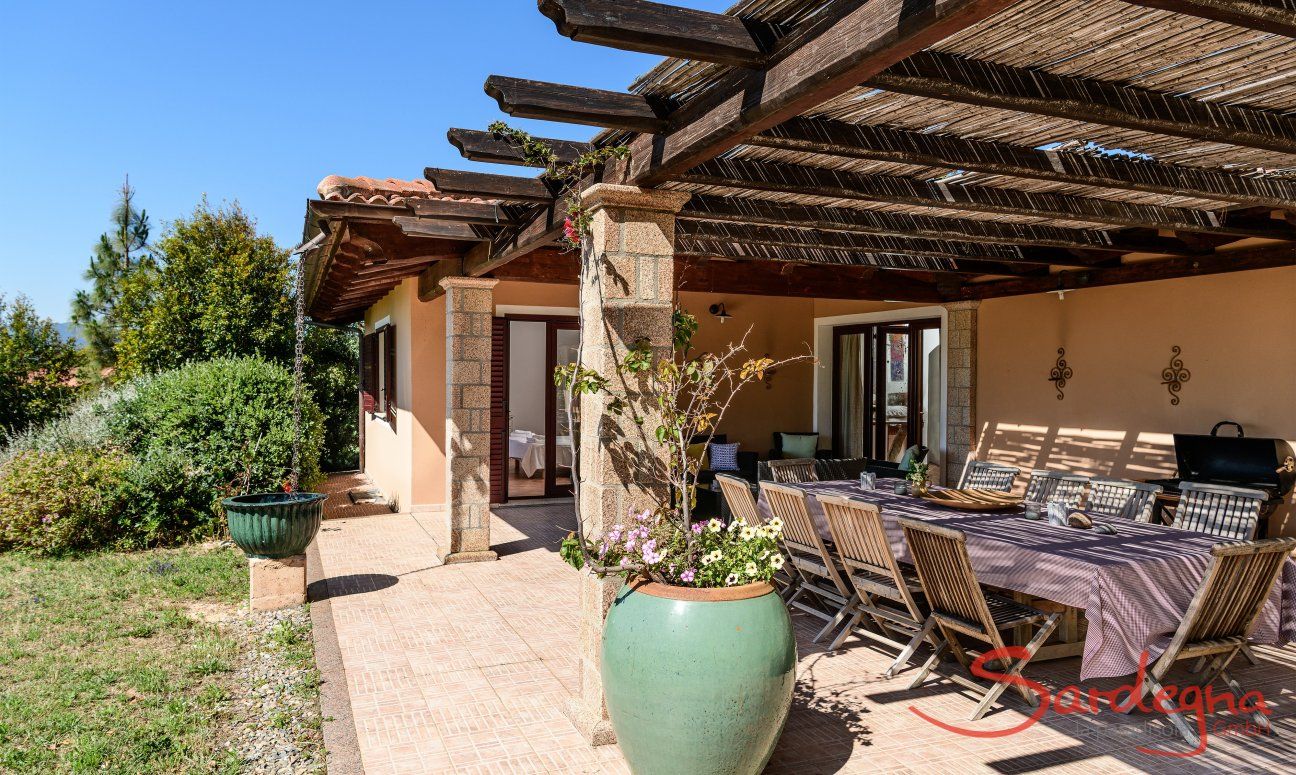 Villa Isabelle | La terrazza coperta permette di vivere l'esterno in pieno Villa Isabelle, Torresalinas