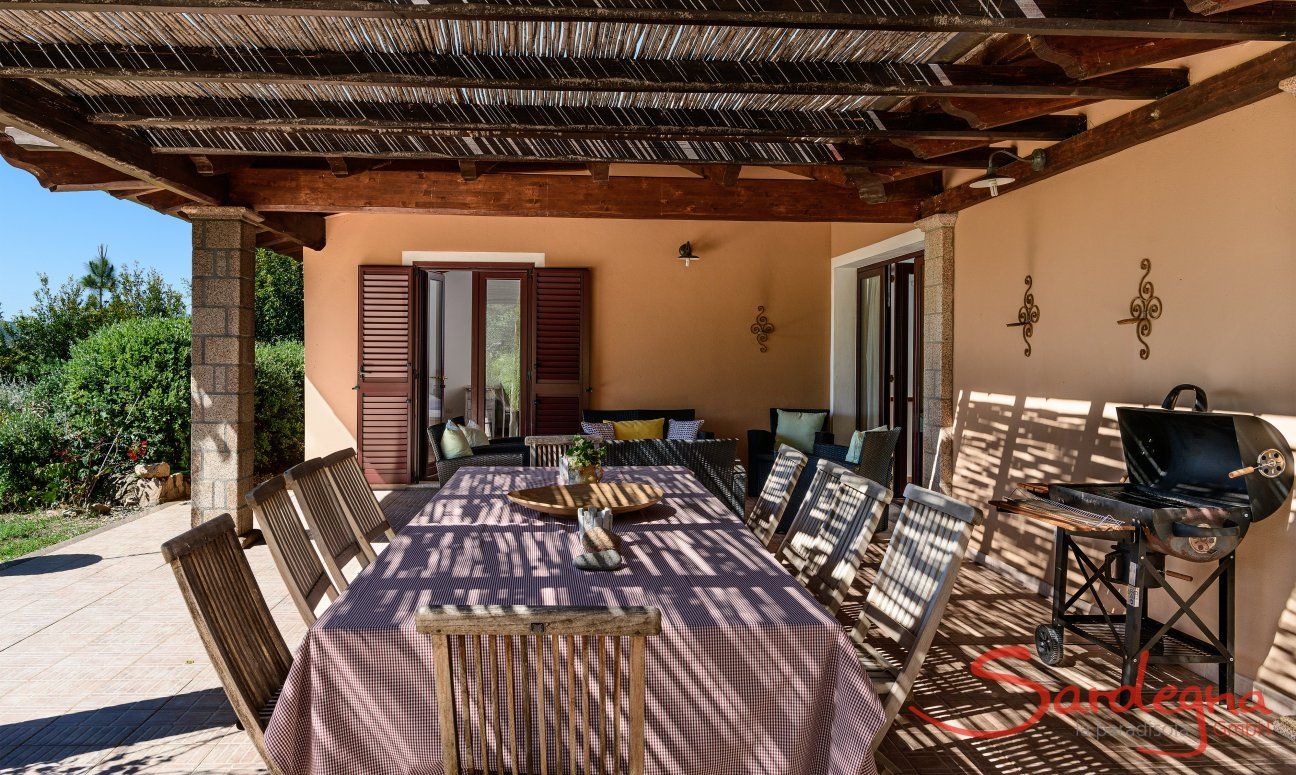 Villa Isabelle | Grande tavolo all'ombra della terrazza per mangiare all'aperto Villa Isabelle, Torresalinas