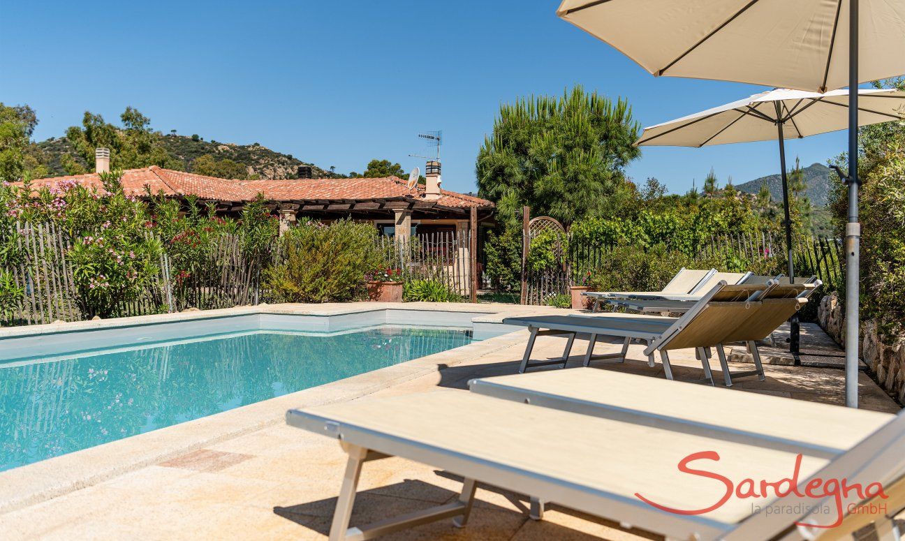 Villa Isabelle | Lettini e ombrello per rilassarsi a bordo della piscina privata Villa Isabelle, Torresalinas