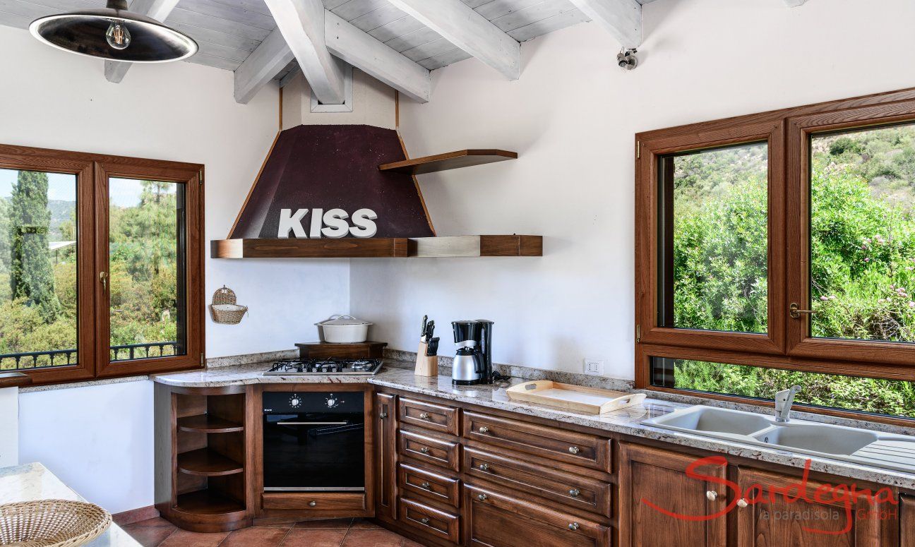 Villa Isabelle | Grande cucina spaziosa con vista giardino, arredata con forno elettrico, fornelli a gas e lavastoviglie Villa Isabelle, Torresalinas