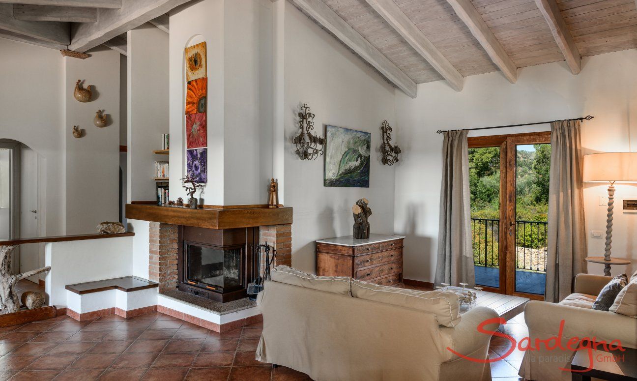 Villa Isabelle | Sala con tetto alto in legno bianco a vista e camino Villa Isabelle, Torresalinas