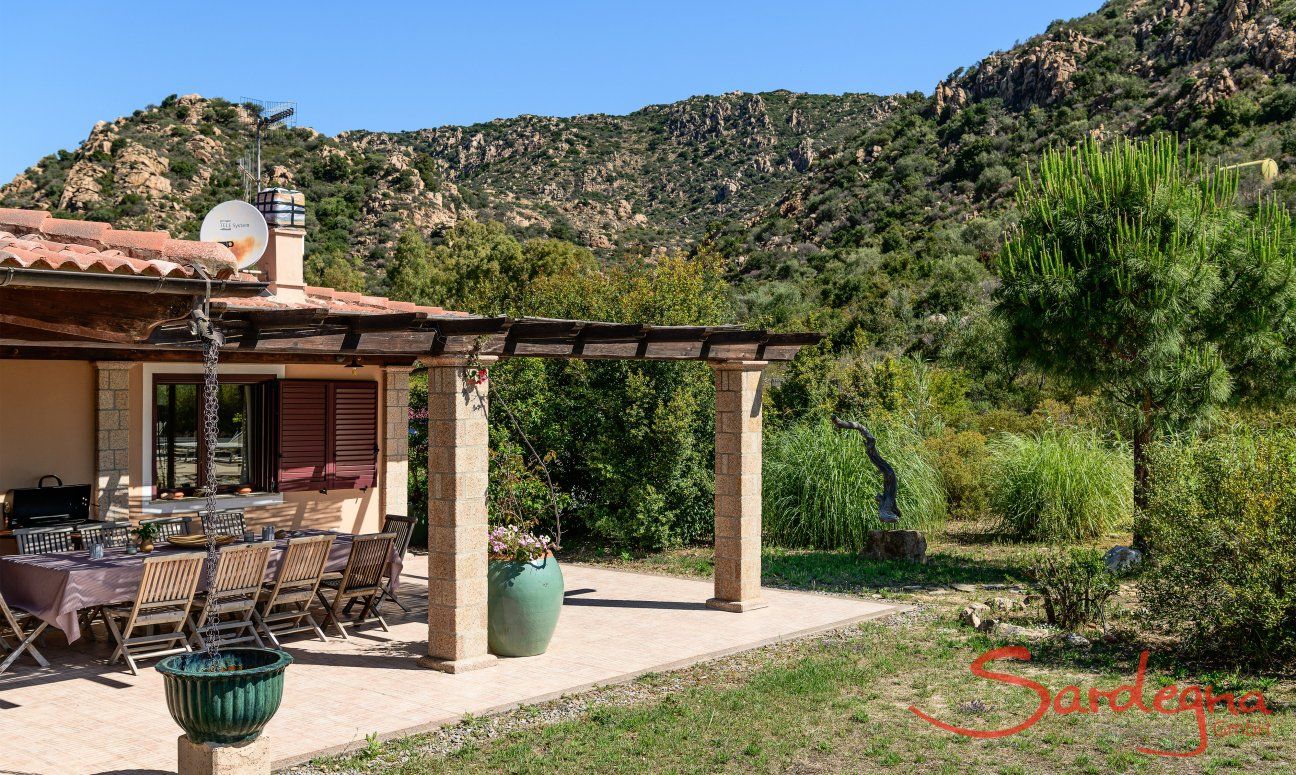 Villa Isabelle | Terrazza coperta con grande tavolo per mangiare all'aperto Villa Isabelle, Torresalinas