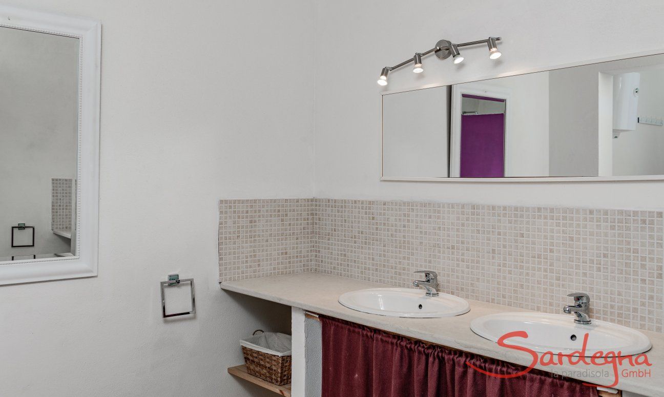 Villa Isabelle | Bagno 1 con due lavandino e molto spazio Villa Isabelle, Torresalinas