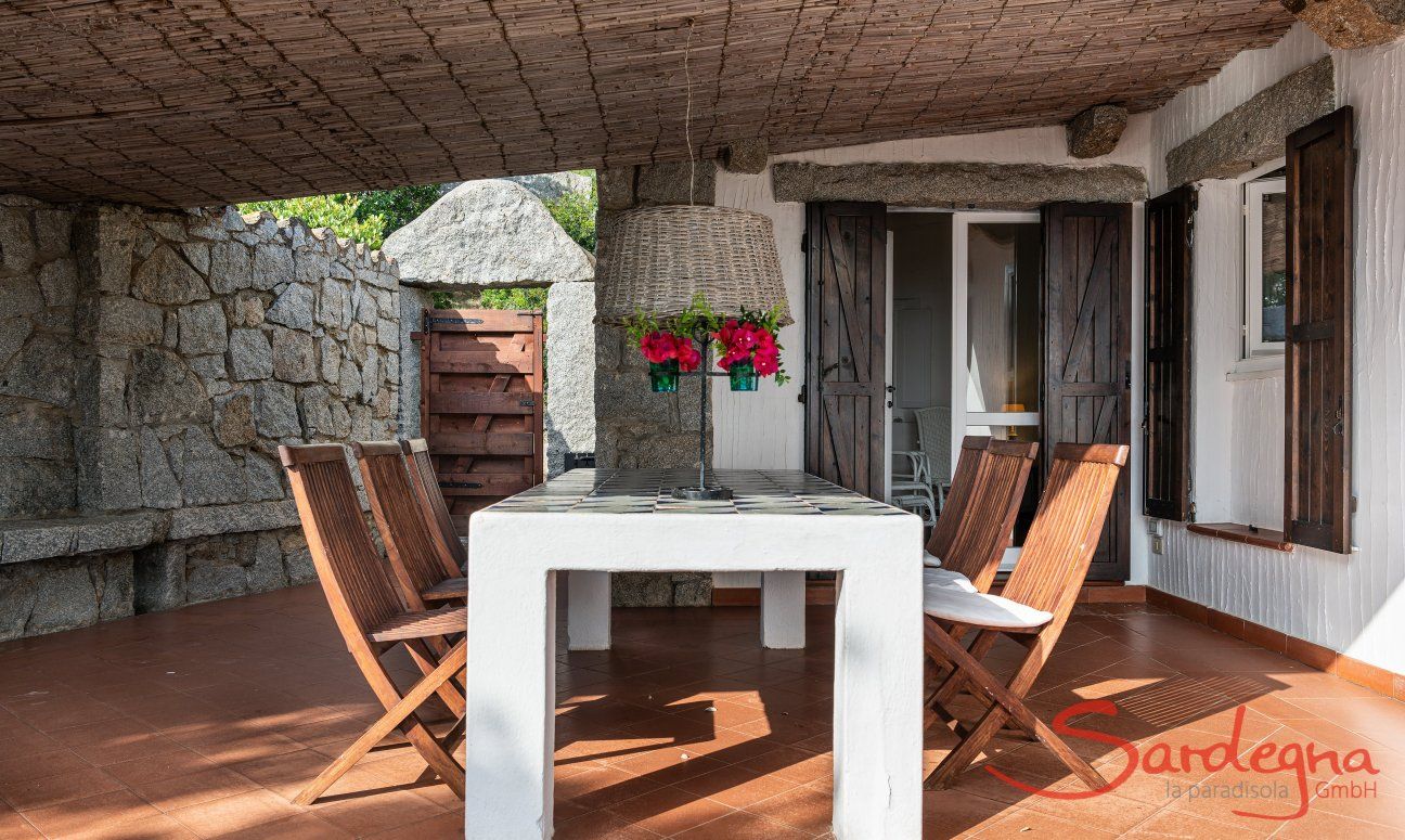 Casa 23 | La terrazza è semi coperta per permettere di mangiare all'esterno Casa 23, Sant Elmo