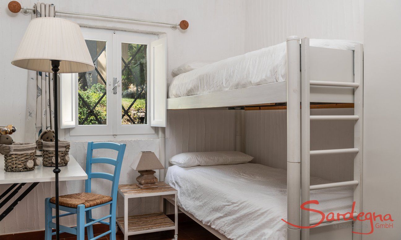 Casa 23 | Camera 2 con letto a castello, scrivania e finestra sul giardino Casa 23, Sant Elmo
