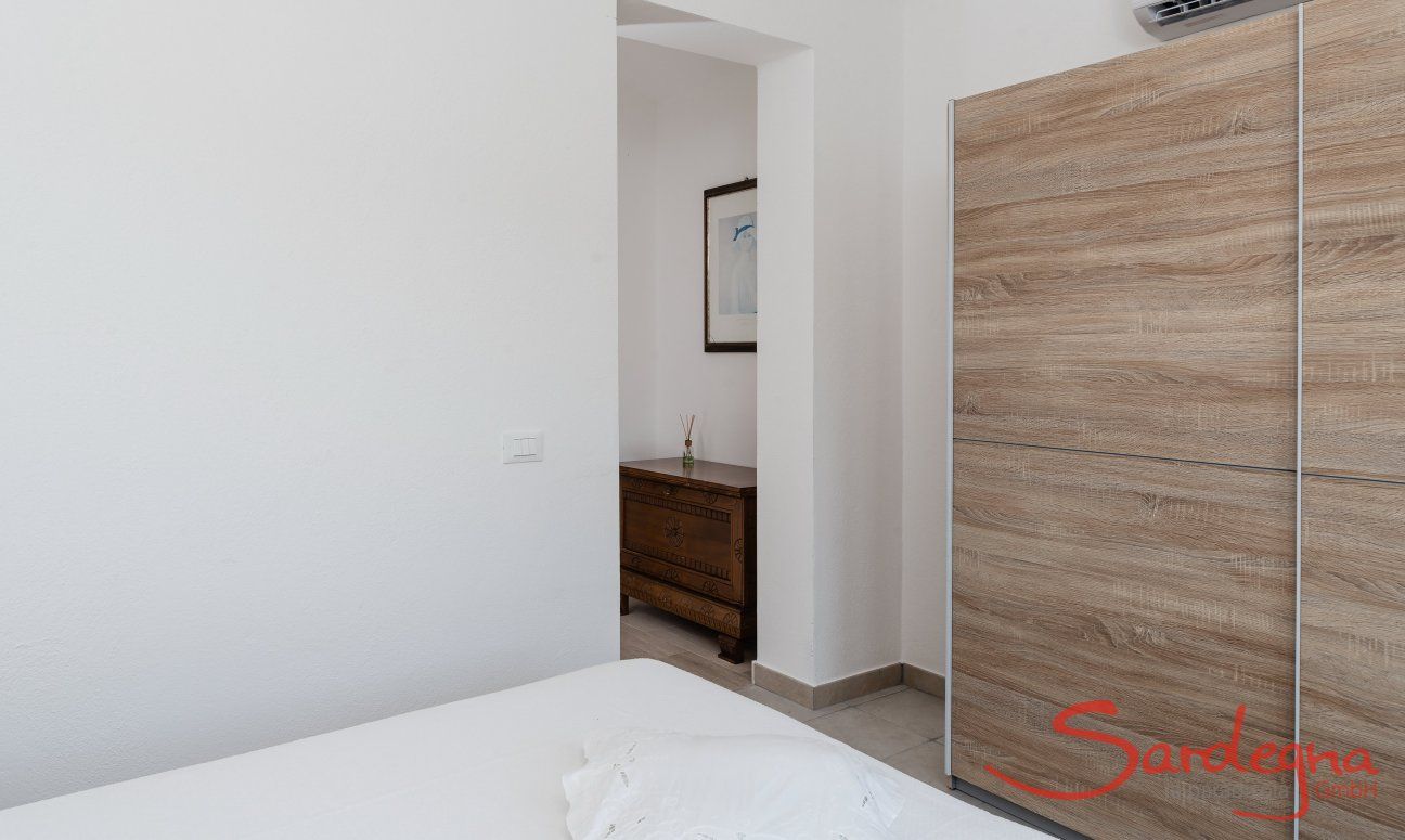 Villa del Campo | Camera 2 al primo piano con letto matrimoniale e vista montagna Villa del Campo, Is Molas, Pula