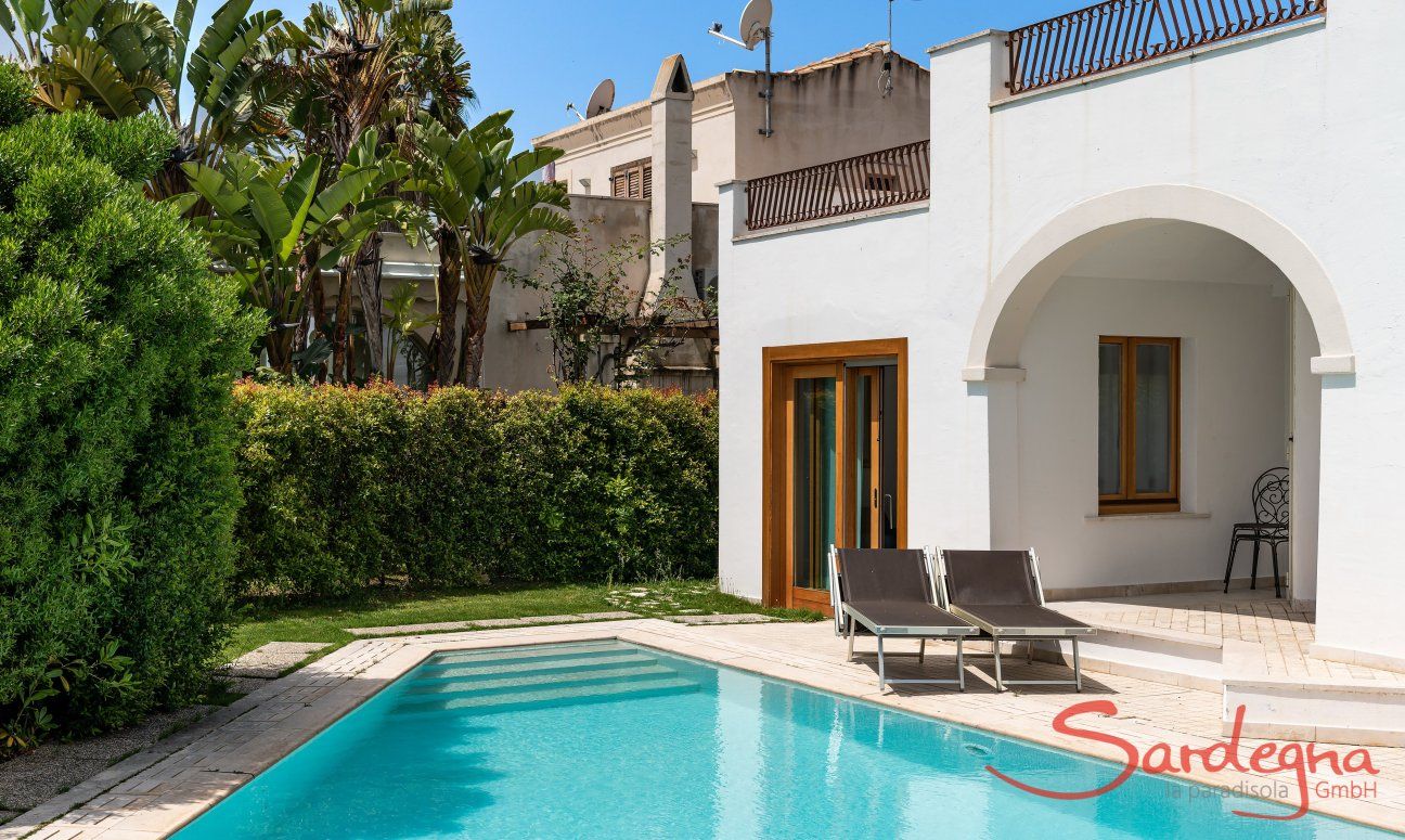 Villa del Campo | Commodo scale per accedere alla piscina privata Villa del Campo, Is Molas, Pula