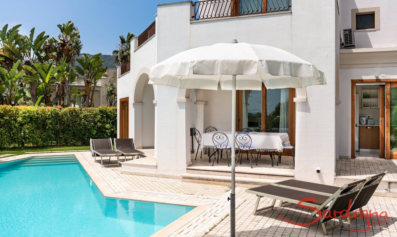 Villa del Campo | Vista esterna con piscina, veranda e tavolo Vista esterna con piscina, veranda e tavolo