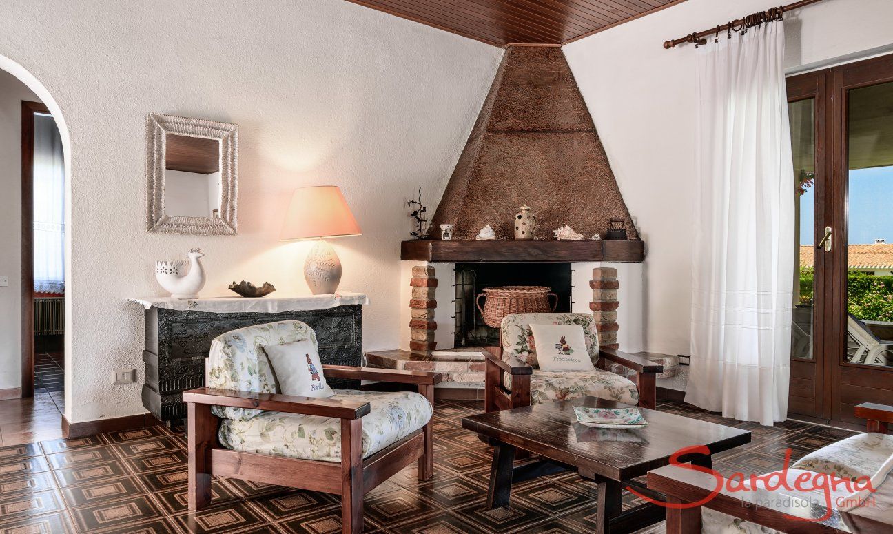 Villa Palme | Zona relax nella sala con divano e camino Sala con camino, Villa Palme, Costa Rei