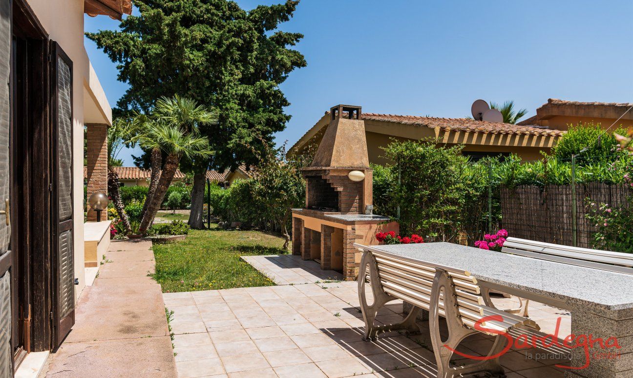 Villa Palme | Lato della casa arredata con barbecue e tavolo per mangiare fuori Villa Palme, Costa Rei