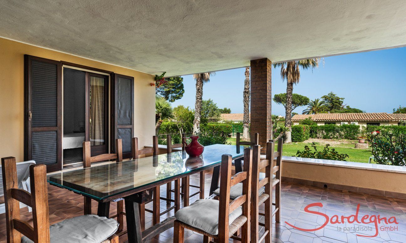 Villa Palme | Terrazza coperta con tavolo per mangiare all'esterno Villa Palme, Costa Rei