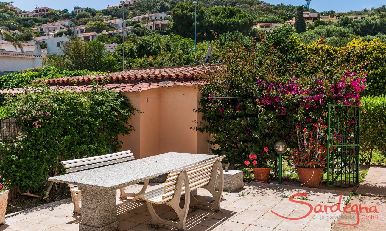 Villa Palme | Tavolo in granito con vista sulla collina di Costa Rei Villa Palme, Costa Rei