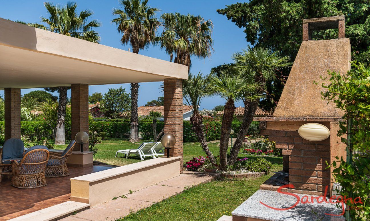 Villa Palme | Terrazza coperta e giardino con palme Villa Palme, Costa Rei