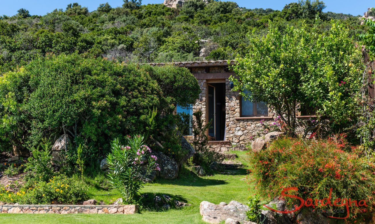 Villa Su Tauloni | Porta dal giardino a una delle camere Villa Su Tauloni, Is Molas, Sud Sardegna