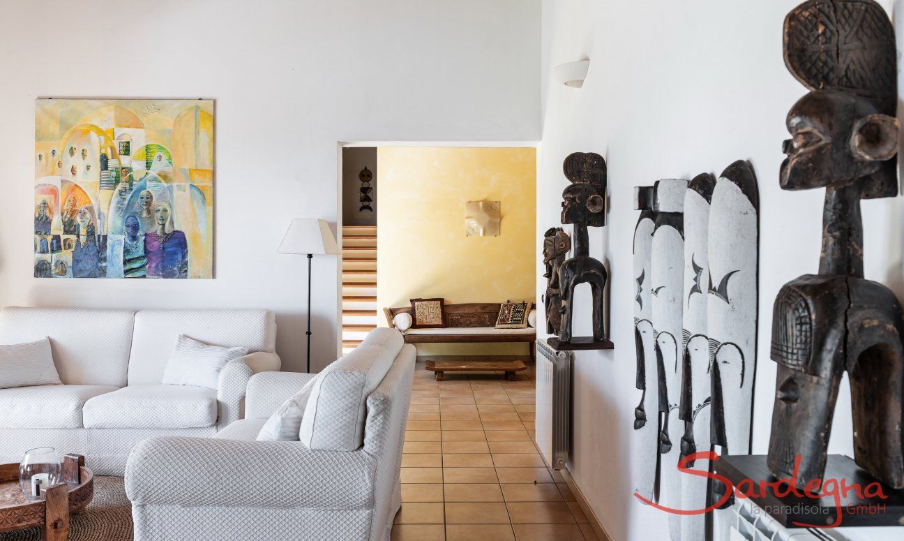 Villa Su Tauloni | La sala è decorata con oggetti etnici da tutto il mondo Villa Su Tauloni, Is Molas, Sud Sardegna