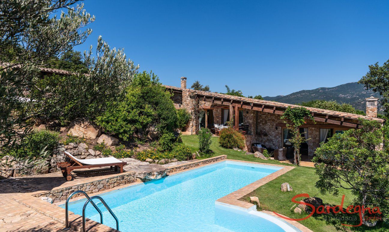Villa Su Tauloni | Piscina spaziosa immersa nel verde del giardino davanta alla casa Villa Su Tauloni, Is Molas, Sud Sardegna