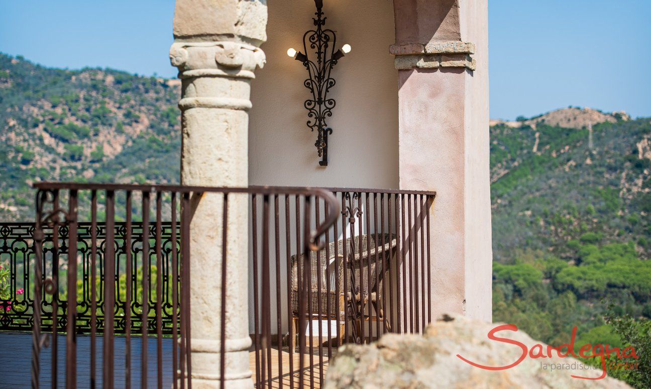 Villa Fiorita | Gli elementi rustici e architettonici si incastonano perfettamente nella natura Rappresentazione della villa