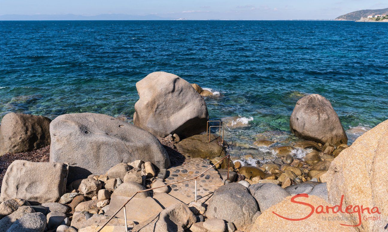 Villa Bella | Mare davanti alla villa con una scala per immergersi nel mare limpido Mare davanti alla Villa
