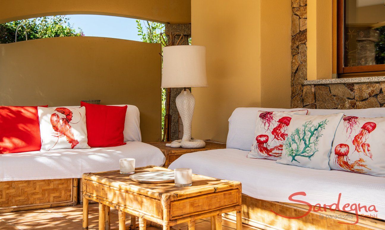 Villa Tiziana 11 | I cuscini con motivi mediterrani e i dettagli di arredo come la lampada in porcellana fanno sentire in vacanza Rittratto della casa
