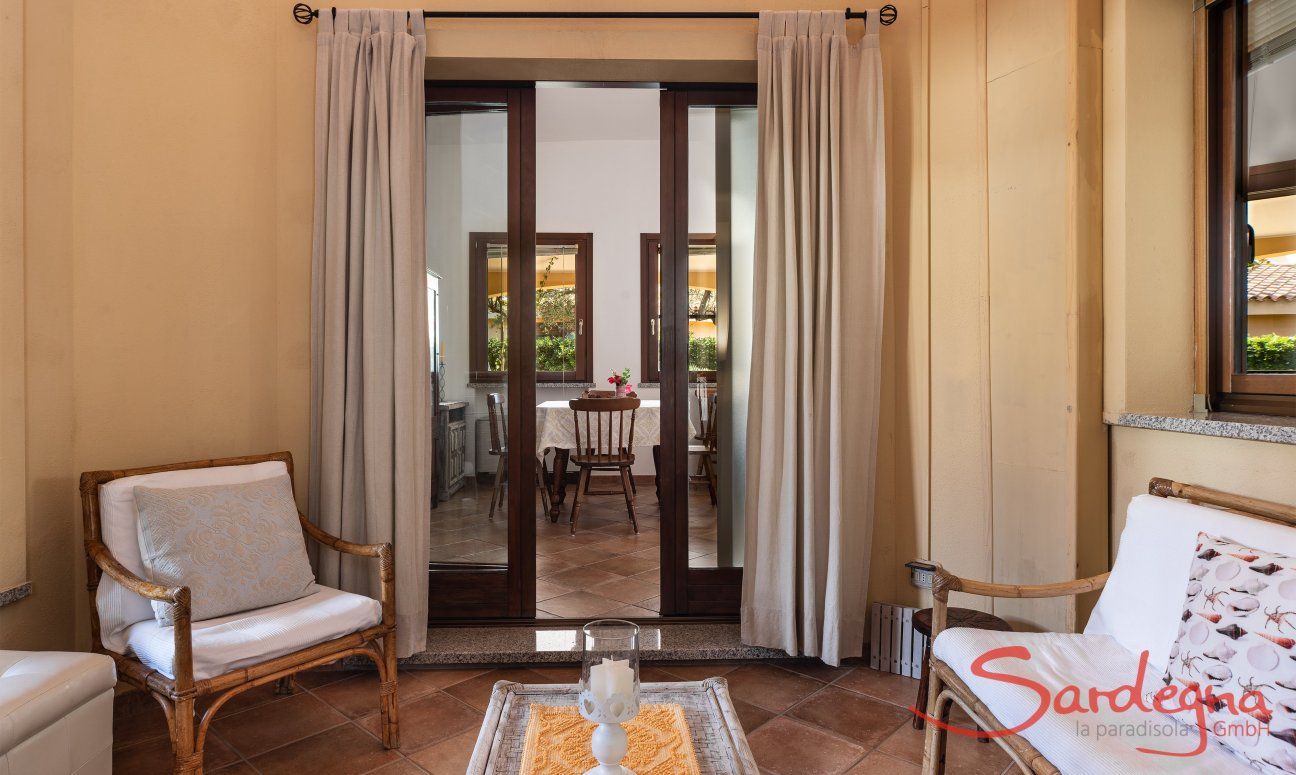 Villa Tiziana 11 | Il cortile coperto è arredato con divano e tavolo e diventa un'altro spazio di ozio e relax Rittratto della casa