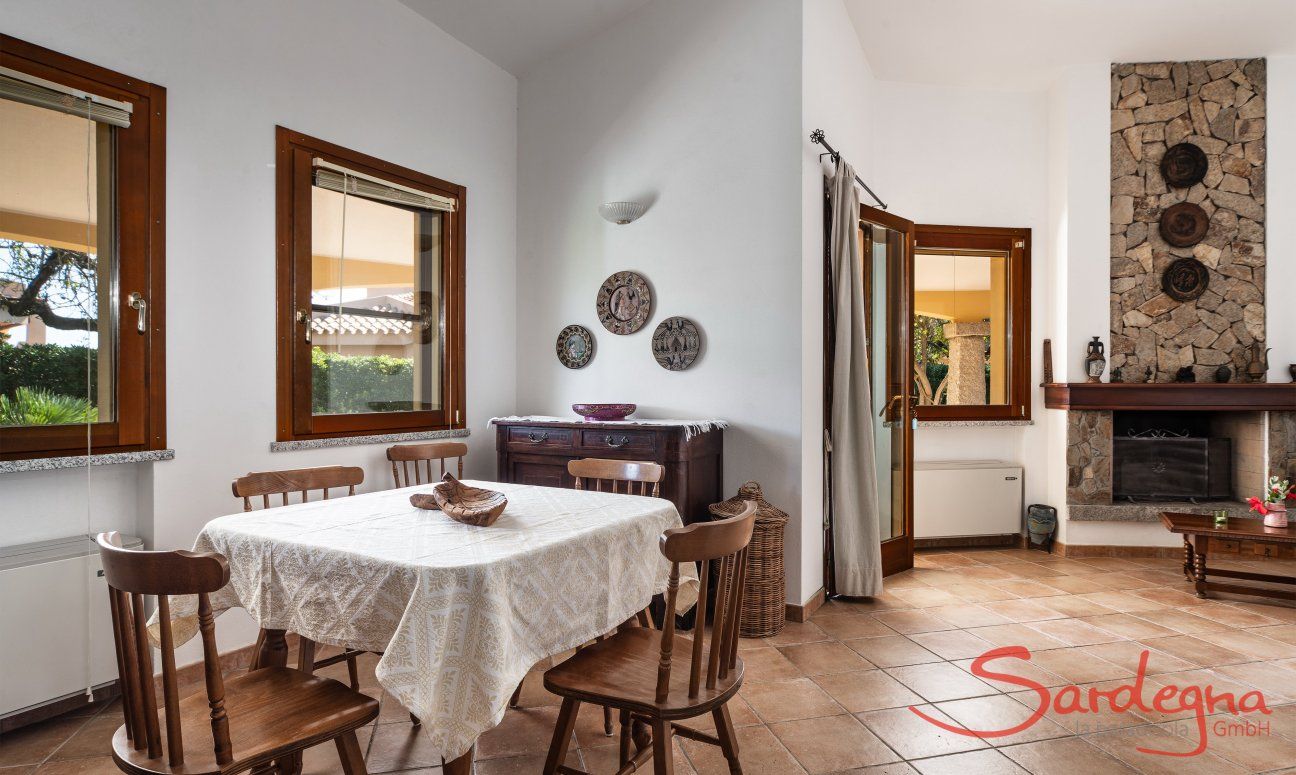 Villa Tiziana 11 | La grande sala è arredato con un tavolo rustico per mangiare Rittratto della casa