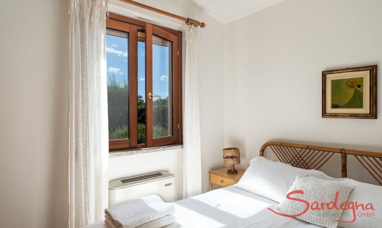 Villa Tiziana 11 | Camera 1 con letto matrimoniale e vista nel verde giardino Rittratto della casa