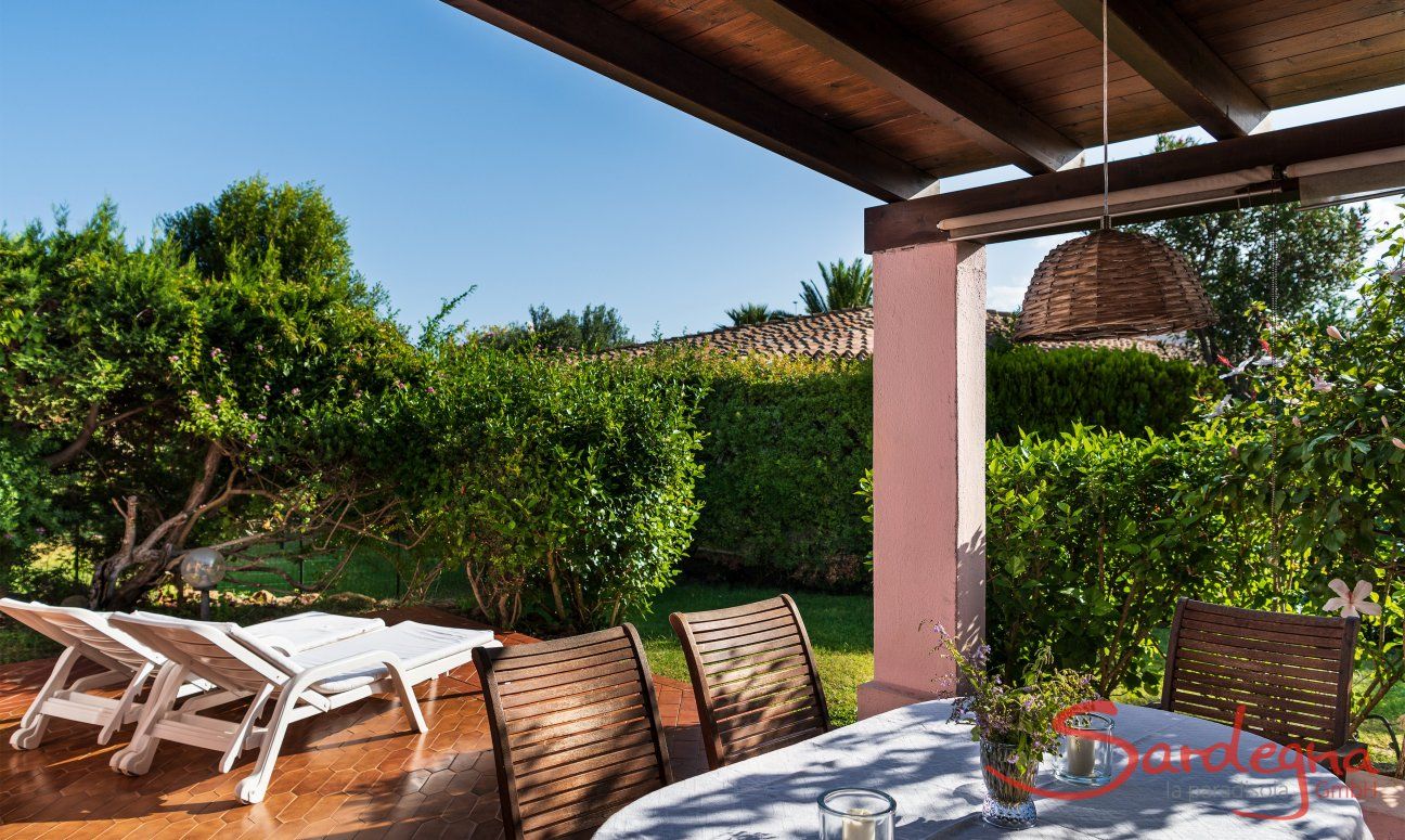 Villa Roberta | Vista della terrazza sul verde del giardino Profilo della casa, giardino e terrazza