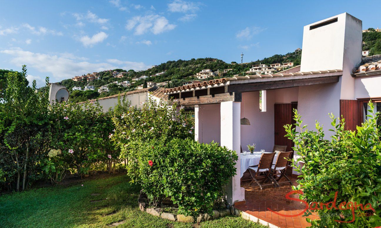 Villa Roberta | Terrazza confortevole in mezzo al verde del giardino Profilo della casa, giardino e terrazza
