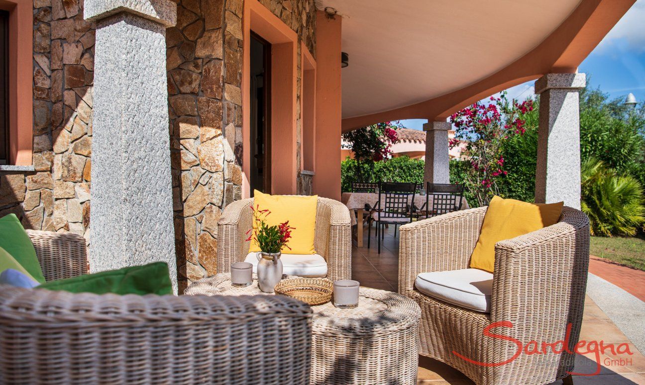Villa Daniele | Salotto esterno per rilassarsi all'aria aperta L'esterno della casa con terrazza e giardino