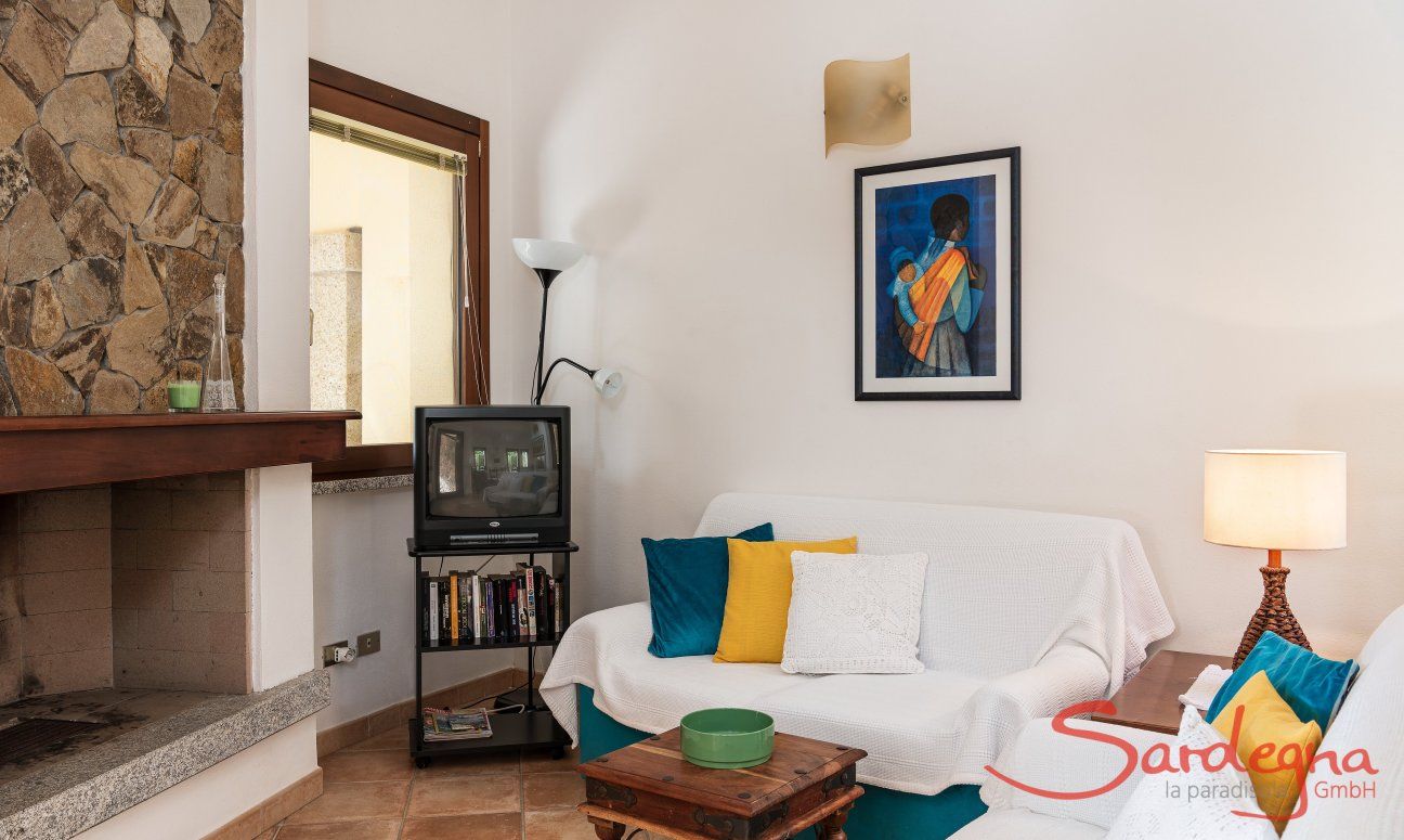 Villa Gioconda 21 | Angolo relax con divani, TV e camino Interno della casa