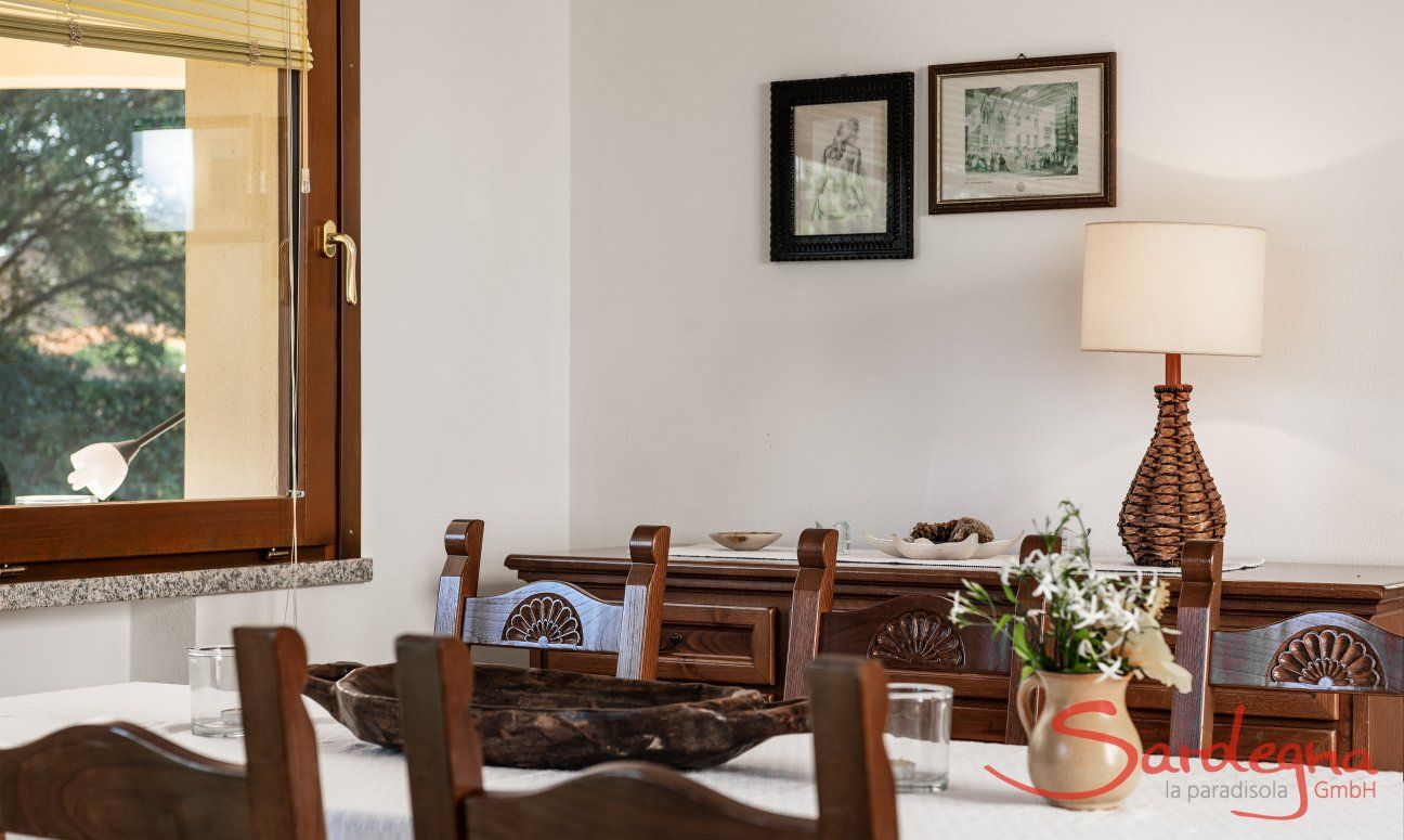 Villa Gioconda 21 | Zona pranzo con grande finestra al giardino Interno della casa