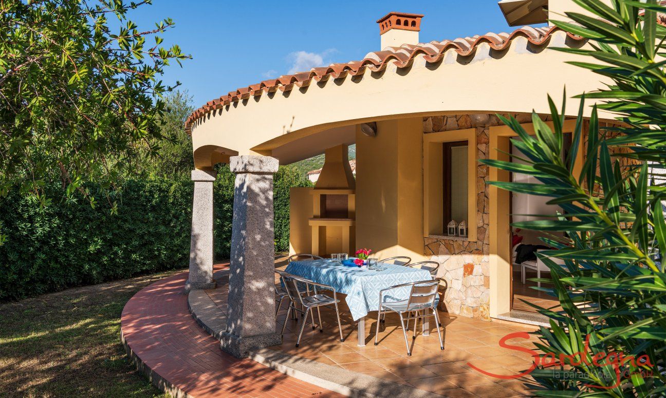 Villa Sandra | Veranda ombreggiata con tavolo e barbecue Casa