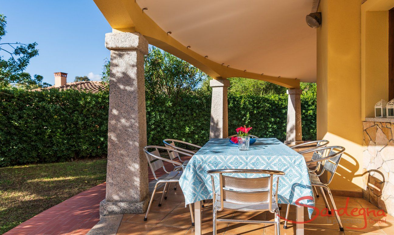 Villa Sandra | Loggiato e giardino per stare all'area aperta Casa