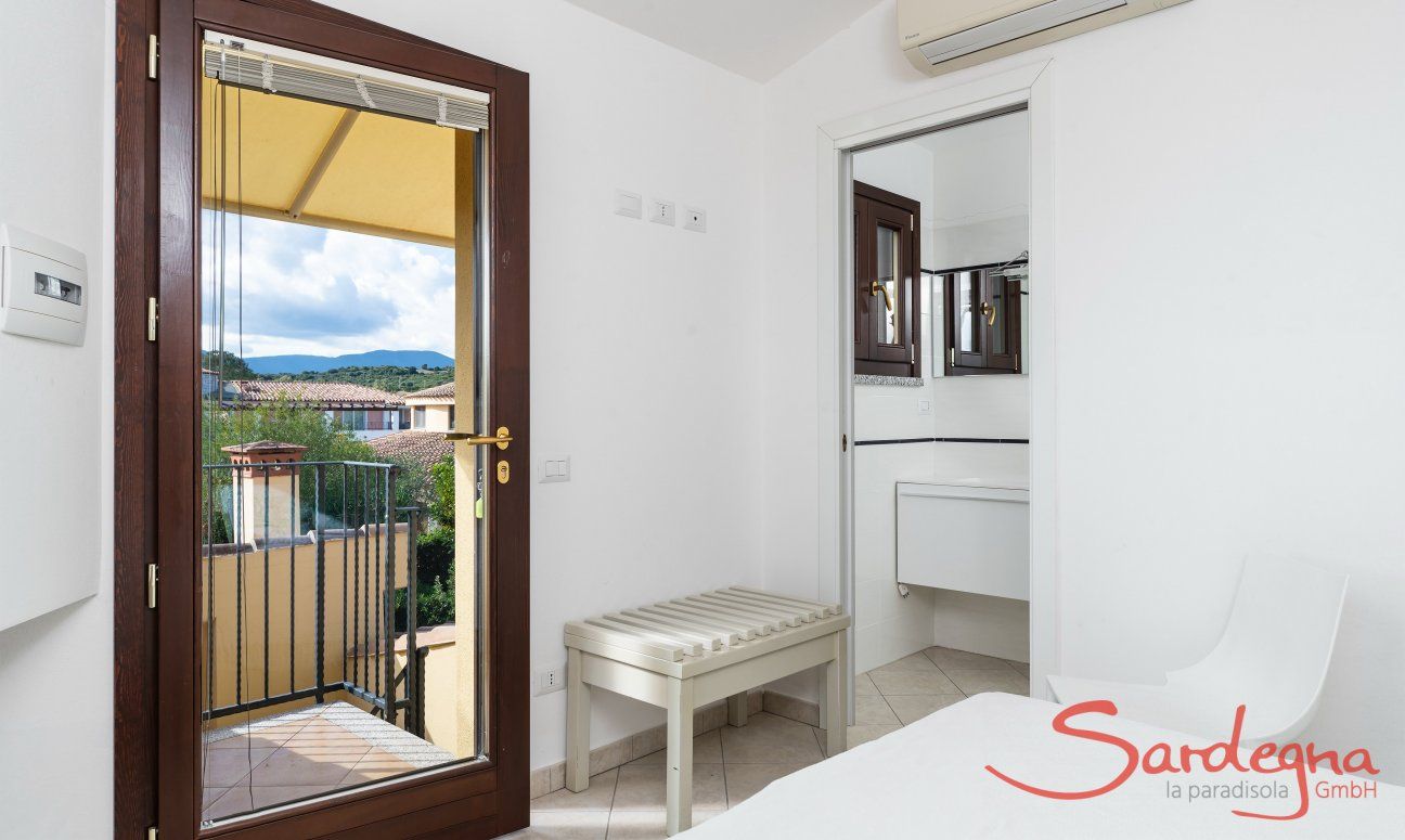 Villa Sandra | Camera 3 con con bagno privato e accesso diretto dalla scala esterna Casa
