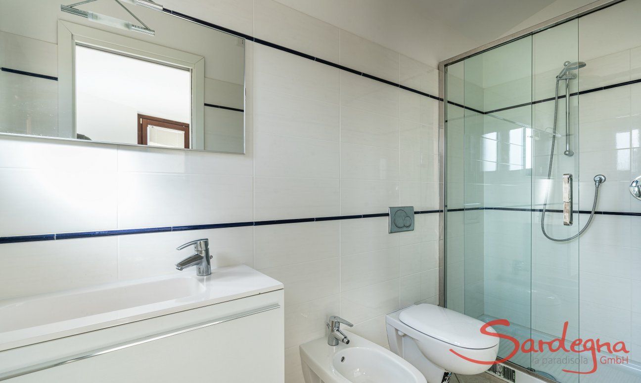 Villa Sandra | Bagno privato della camera 3 con doccia Casa