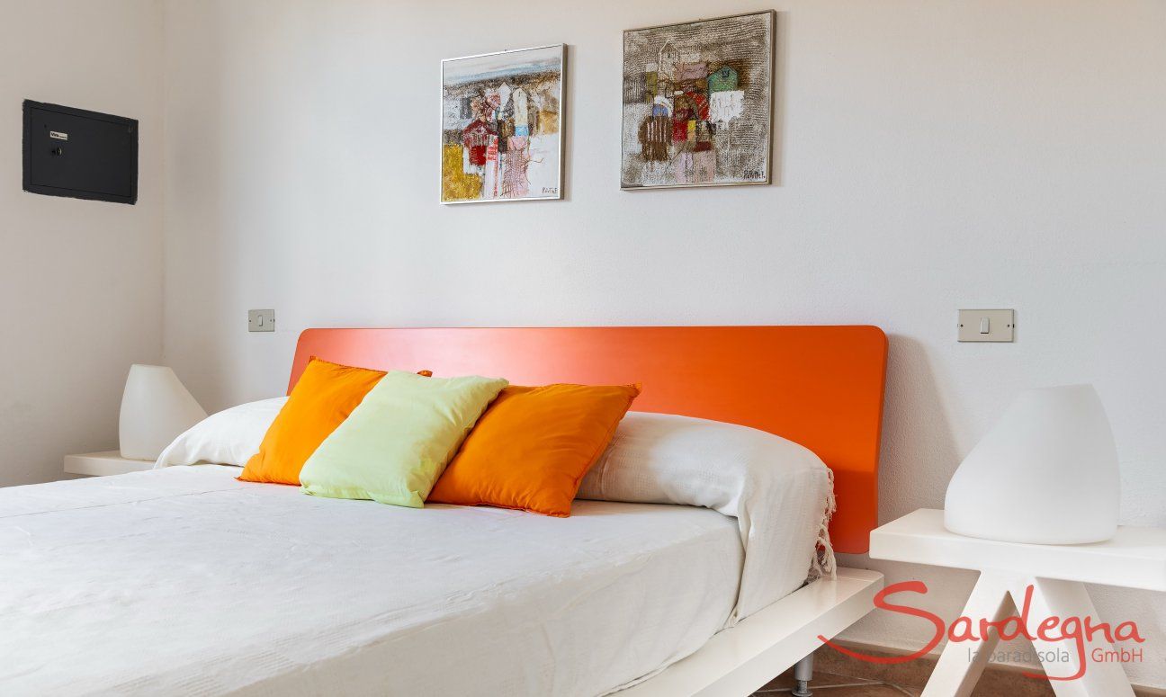 Villa Sandra | Camera 1 con letto matrimoniale e bagno, si accede direttamente dalla scala esterna Casa