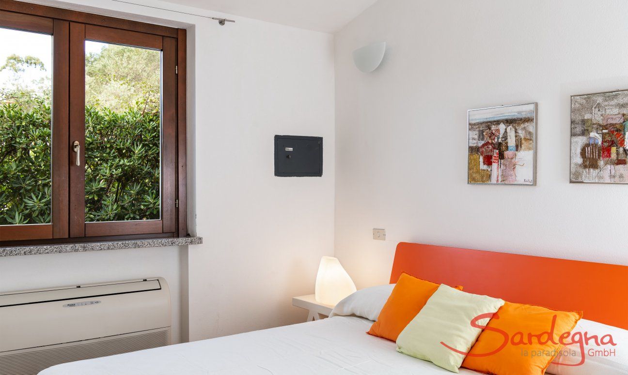 Villa Sandra | Camera 1 con letto matrimoniale e vista giardino Casa