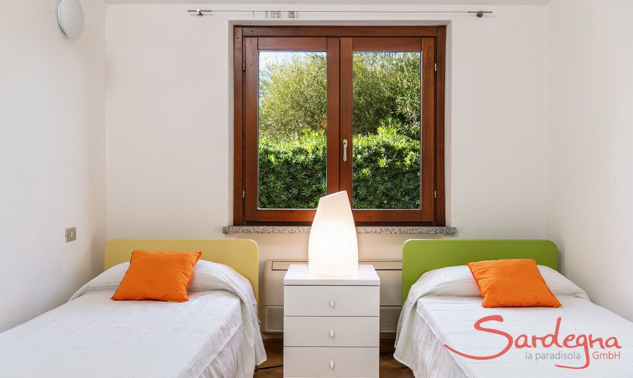 Villa Sandra | Camera 2 con due letti singoli che si possono unire e vista giardino Casa