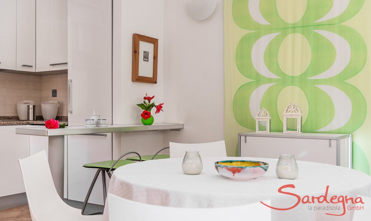 Villa Sandra | Tavolo da pranzo rotondo a fianco alla cucina Casa