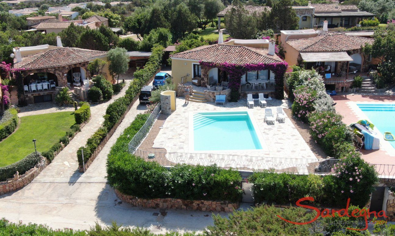 Villa Maestrale | Vista della casa con piscina privata, parcheggi e terrazze Villa Maestrale, Cala Ginepro, Nord Sardegna