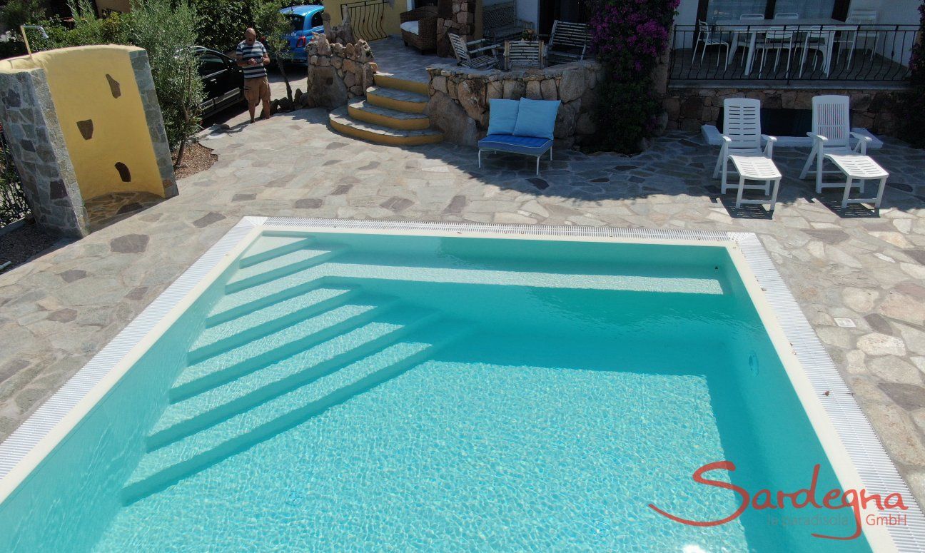 Villa Maestrale | Piscina con scala Villa Maestrale, Cala Ginepro, Nord Sardegna