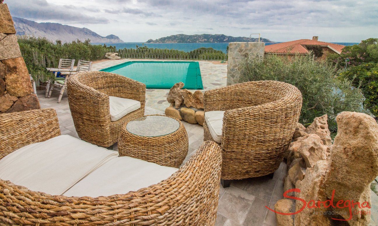 Villa Maestrale | Divano esterno per rilassarsi e godersi la vista Villa Maestrale, Cala Ginepro, Olbia