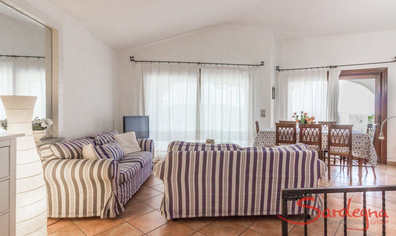 Villa Maestrale | Salotto con divano e finestre panoramiche Villa Maestrale, Cala Ginepro, Olbia
