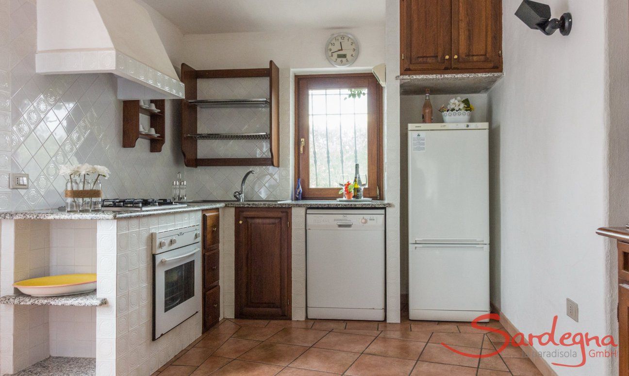 Villa Maestrale | Cucina ben fornita con fornelli a gas, forno, lavastoviglie e grande frigo e freezer Villa Maestrale, Cala Ginepro, Olbia