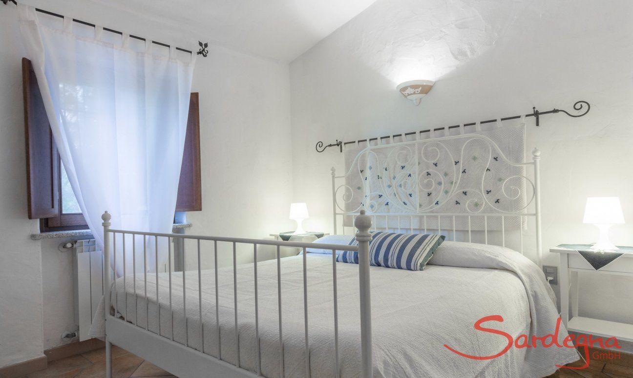 Villa Maestrale | Camera 1 con letto matrimoniale al piano superiore Villa Maestrale, Cala Ginepro, Olbia