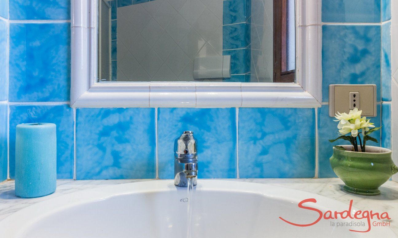 Villa Maestrale | Lavandino nel bagno 1 al piano superiore Villa Maestrale, Cala Ginepro, Olbia