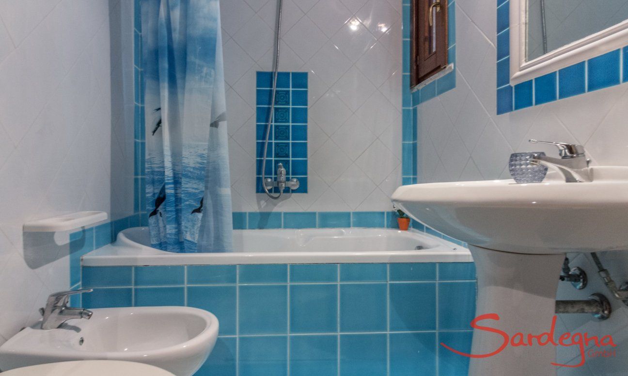 Villa Maestrale | Bagno 3 con vasca al piano inferiore Villa Maestrale, Cala Ginepro, Olbia