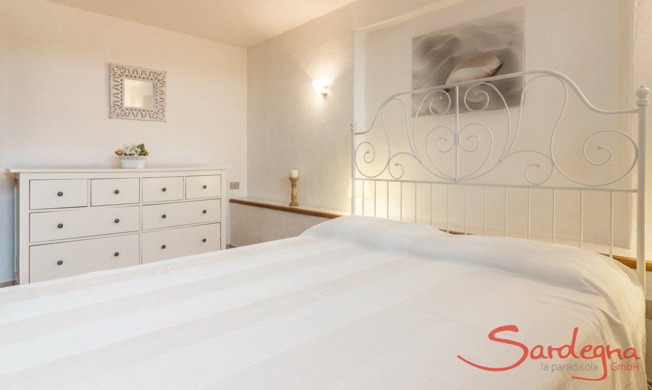 Villa Maestrale | Camera 2 con letto matrimoniale al piano inferiore Villa Maestrale, Cala Ginepro, Olbia