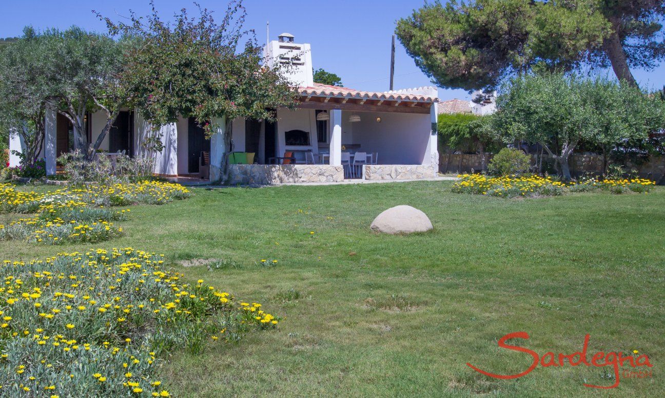 Villetta Fabio | L'ampio giardino confina con la spiaggia Villetta Fabio, Costa Rei