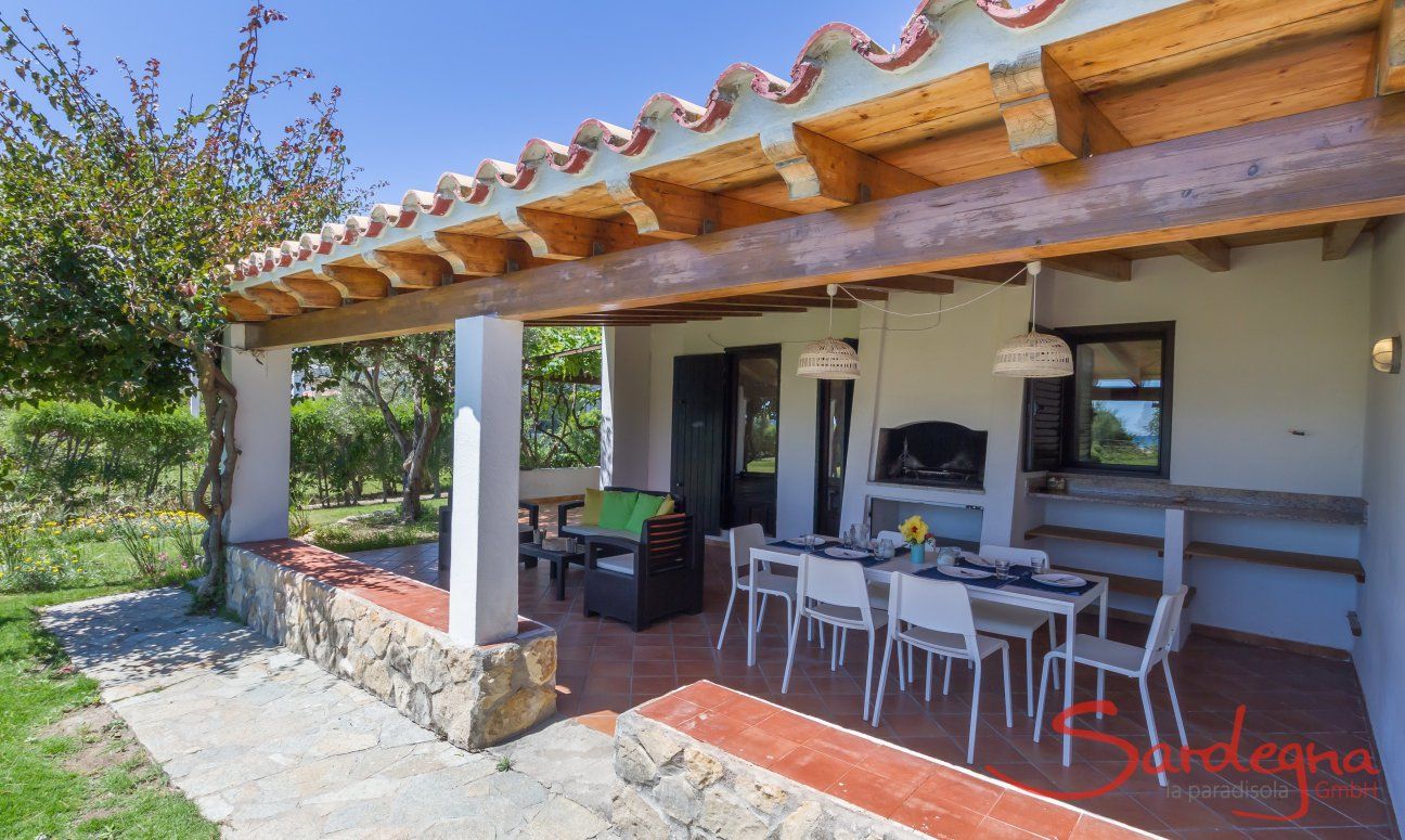 Villetta Fabio | Terrazza coperta con travi in legno chiaro Villetta Fabio, Costa Rei